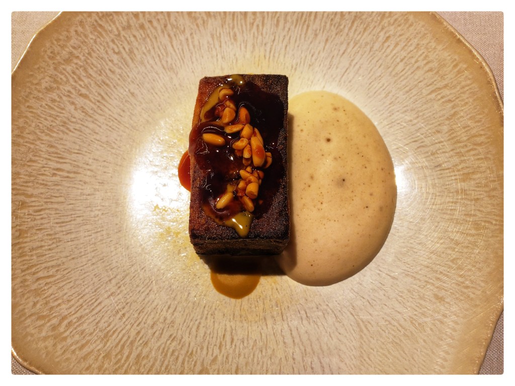 Berenjena blanca con piñones, jugo de cebolla asada y su suflé