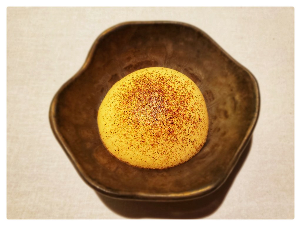 Ganache de chocolate, praliné de sésamo, toffee y naranja