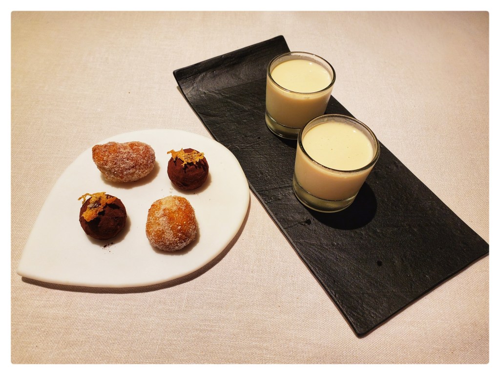 Buñuelos de crema de café & bombón + Chupito de infusión de canela y brandy